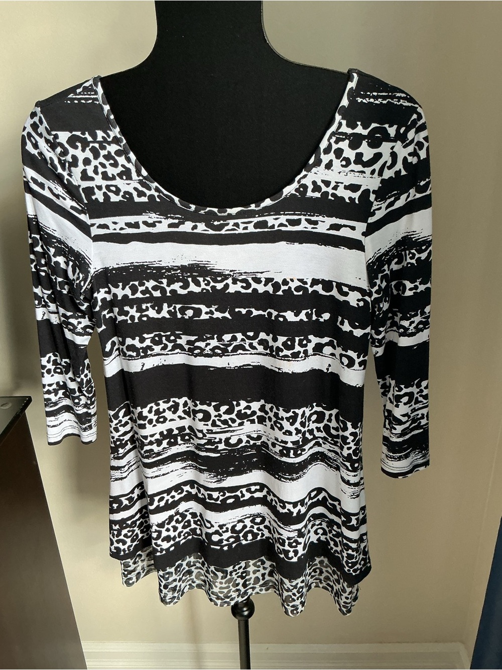 Lynn Ritchie Silver animal print black/white scoop neck top